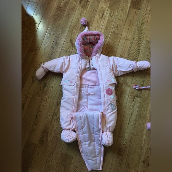 Baby girls one piece snowsuit and accessories - Picture 3 of 7